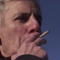 "Dossier Tabou" : Bernard de La Villardière fume un joint avant de prendre le volant