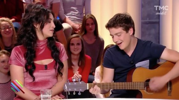 "Quotidien" : Martin Weill chante à la guitare avec Camélia Jordana