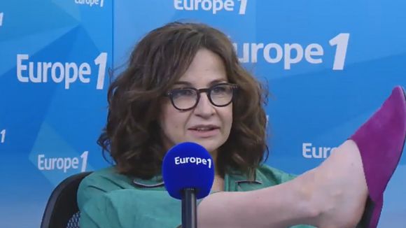 Valérie Lemercier débarque en pyjama dans les studios d'Europe 1