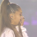 Bouleversée, Ariana Grande conclut son concert à Manchester avec "Somewhere Over the Rainbow"