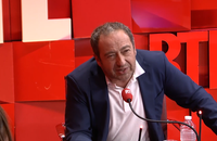 Patrick Timsit dézingue "L'amour est dans le pré".