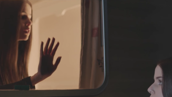 Clip : Marina Kaye revient avec "On My Own"