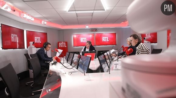 Yves Calvi dans les nouveaux studios de RTL