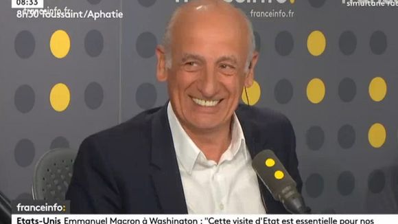 Jean-Michel Aphatie pris d'un fou rire sur franceinfo après un bug