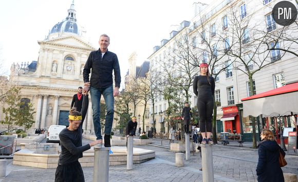 Denis Brogniart sur les poteaux de "Koh-Lanta", à Paris.