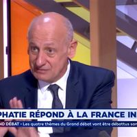 Jean-Michel Aphatie va porter plainte contre la France insoumise après la diffusion d'une vidéo parodique (MAJ)