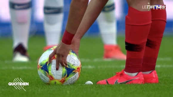 Polémique sexiste au "13 Heures" de TF1 : Le journaliste reconnait avoir "raté" son sujet sur le football féminin
