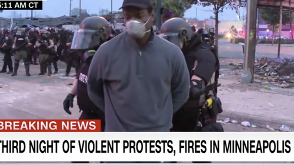 Emeutes de Minneapolis : Un journaliste de CNN et son équipe arrêtés par la police en plein direct