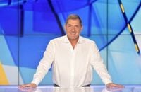 Yves Calvi présente "L'info du vrai" sur Canal+.