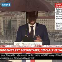 Emmanuel Macron interrompu en plein discours par... la pluie !