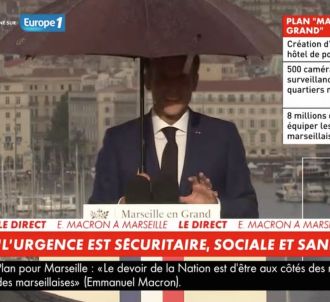 <p>Emmanuel Macron interrompu en plein discours par... la...