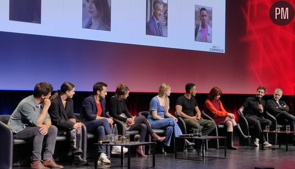 Clément Rémiens et une partie du cast lors de la convention "Ici tout commence"