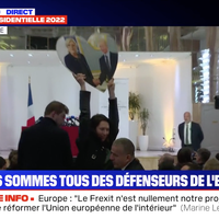 Une manifestante exfiltrée de la conférence de presse de Marine Le Pen (MAJ)