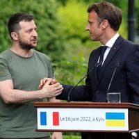 Visite à Kiev : Macron préfère "C à vous" à la rédaction de France Télé, des journalistes dénoncent "une humiliation"