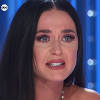 "Notre pays a échoué putain !": Katy Perry en larmes et enragée face à un survivant d'une fusillade dans "American Idol"