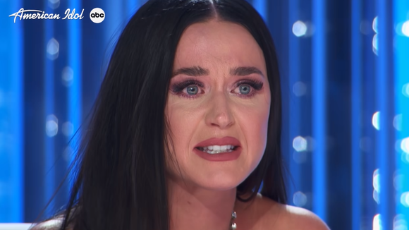 "Notre pays a échoué putain !": Katy Perry en larmes et enragée face à un survivant d'une fusillade dans "American Idol"