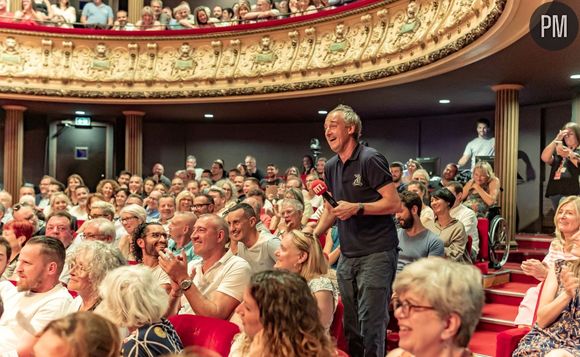 Sébastien Thoen, à son aise dans le public du théâtre municipal de Roanne, le mercredi 14 juin 2023.