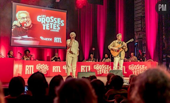 Madame Monsieur sur la scène du théâtre municipal de Roanne pour l'enregistrement des "Grosses têtes" sur RTL.