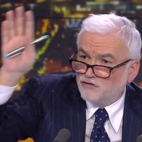 "Tu attaques CNews, le 'JDD', 'Paris-Match' ou Europe 1" : Pascal Praud étrille France Télévisions et "Complément d'enquête" dans "L'heure des pros"