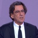 "Une telle connerie !", "Vous me cassez les pieds !" : Luc Ferry s'emporte violemment contre Darius Rochebin sur LCI