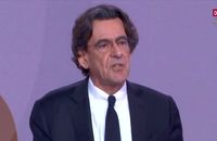 "Une telle connerie !", "Vous me cassez les pieds !" : Luc Ferry s'emporte violemment contre Darius Rochebin sur LCI