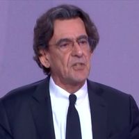 "Une telle connerie !", "Vous me cassez les pieds !" : Luc Ferry s'emporte violemment contre Darius Rochebin sur LCI