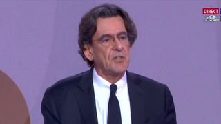 "Une telle connerie !", "Vous me cassez les pieds !" : Luc Ferry s'emporte violemment contre Darius Rochebin sur LCI