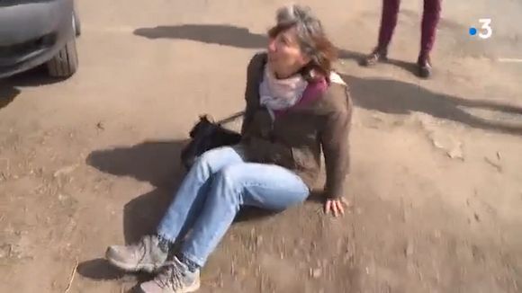 "Laissez-moi faire mon travail !" : Une journaliste de France 3 projetée au sol par une gendarme lors d'un reportage