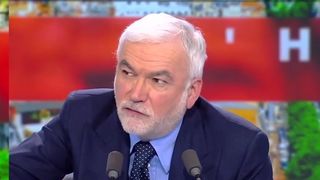 "Moi, je suis d'extrême-droite ?!" : Pascal Praud rembarre un écologiste sur le plateau de "L'heure des pros" sur CNews