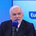 "Non mais là je pense que c'est une blague" : Pascal Praud piégé par Julien Courbet sur Europe 1