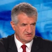 "Vous pouvez me laisser terminer madame ?" : Échange tendu entre Jean Lassalle et Caroline Roux en direct sur France 2