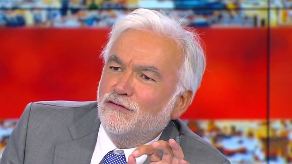 "Le modérateur que je suis est obligé d'intervenir" : Pascal Praud réagit en direct sur CNews à une sortie de l'un de ses invités sur la sexualité de Lucie Castets