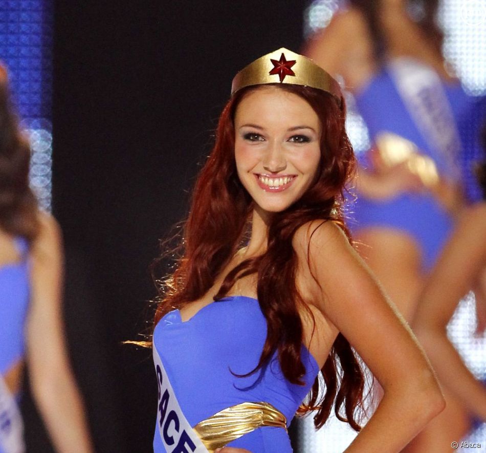 Delphine Wespiser en maillot de bain lors de l'élection de Miss France 2012.<br />
