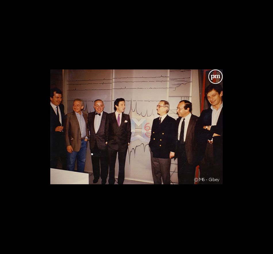 Le lancement de M6 le 1er mars 1987. De gauche à droite : Jean Stock (directeur des programmes), Martin Karmitz, Jacques Rigaud, Jean Drucker (président de M6), Jérôme Monod, Gérard Worms, Nicolas de Tavernost