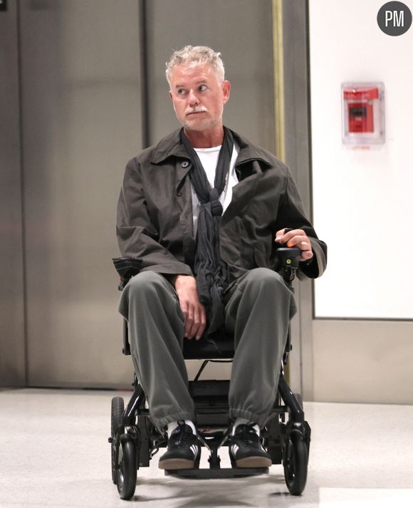 EXCLUSIF Los Angeles, CA Eric Dane a été vu arrivant à l'aéroport international de Los Angeles dans un fauteuil roulant, semblant fragile après avoir annoncé son diagnostic de SLA.



Sur la photo : Eric Dane
