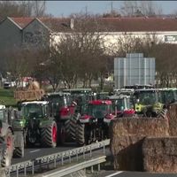 "Des violences inacceptables" : Des journalistes de BFMTV vont déposer plainte après avoir été "percutées volontairement par un homme au volant d'un tracteur"