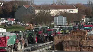 "Des violences inacceptables" : Des journalistes de BFMTV vont déposer plainte après avoir été "percutées volontairement par un homme au volant d'un tracteur"