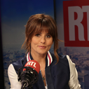 Audiences radio, le match des soirées : Yves Calvi quitte RTL sur une bonne note, Faustine Bollaert plonge, Laurence Ferrari brille sur Europe 1
