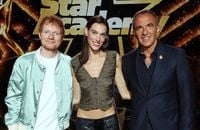 Nikos Aliagas pose avec les deux parrain et marraine de la saison 13 de la "Star Academy", Ed Sheeran et Charlotte Cardin