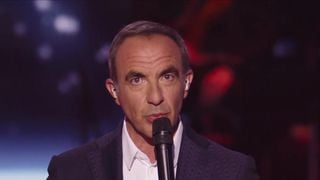 “The Voice” 2026 : Nikos Aliagas révèle qu’un demi-finaliste a décroché un rôle majeur dans une comédie musicale
