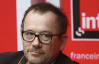 "A CNews, ce n'est pas possible ! Ils sont dans un fantasme. Ils mélangent le journaliste, l'éditorialiste et le polémiste !" : Thomas Legrand dézingue la chaîne de Pascal Praud et Laurence Ferrari dans "C ce soir" sur France 5