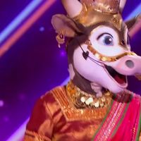 "Mask Singer" 2025 : On a déjà démasqué "La Vache"... Il s'agit d'un célèbre acteur français