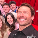 "Star Academy" : Glen Powell, nouvelle coqueluche d'Hollywood, invité surprise au château, premier bain de foule en vue pour Ambre, Sarah et les autres