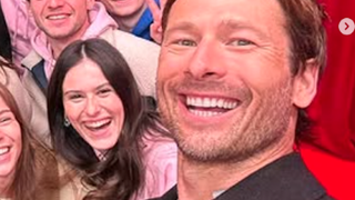 "Star Academy" : Glen Powell, nouvelle coqueluche d'Hollywood, invité surprise au château, premier bain de foule en vue pour Ambre, Sarah et les autres