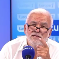 "C'est parfaitement inadmissible" : Pascal Praud interrompt en urgence un auditeur qui insulte Emmanuel Macron en direct sur Europe 1 et présente ses excuses aux auditeurs
