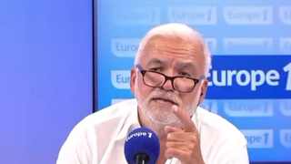 "C'est parfaitement inadmissible" : Pascal Praud interrompt en urgence un auditeur qui insulte Emmanuel Macron en direct sur Europe 1 et présente ses excuses aux auditeurs