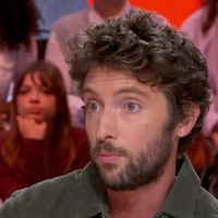 Paul Gasnier, chroniqueur dans"Quotidien" sur TMC, en lice pour le prix Goncourt 2025 avec un livre sur la perte de sa mère, tuée dans un rodéo urbain