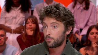 Paul Gasnier, chroniqueur dans"Quotidien" sur TMC, en lice pour le prix Goncourt 2025 avec un livre sur la perte de sa mère, tuée dans un rodéo urbain