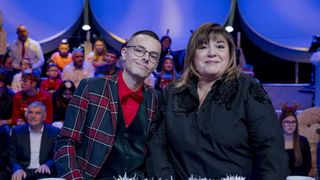 Audiences : "Les 12 coups de Noël" leader en baisse sur TF1, gros score pour "Le grand bêtisier" de C8, plus fort qu'Élodie Gossuin sur M6