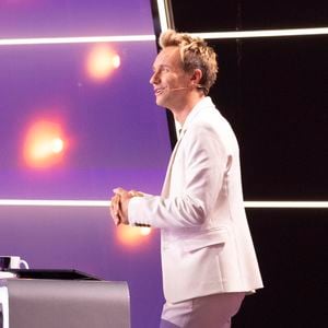 Cyril Féraud aux commandes du nouveau jeu événement de France 2 "Intuition, qui sera le plus proche ?".
©François Roelants - France Télévisions